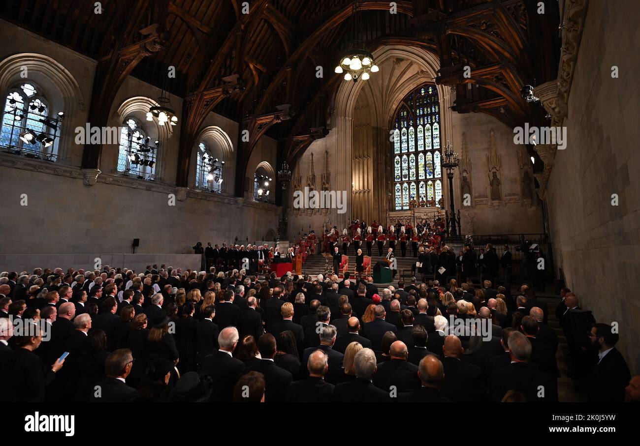 König Karl III. Und der Queen Consort stehen während der Nationalhymne in der Westminster Hall, London, wo sich beide Houses of Parliament treffen, um ihr Beileid nach dem Tod von Königin Elizabeth II. Auszudrücken Bilddatum: Montag, 12. September 2022. Stockfoto