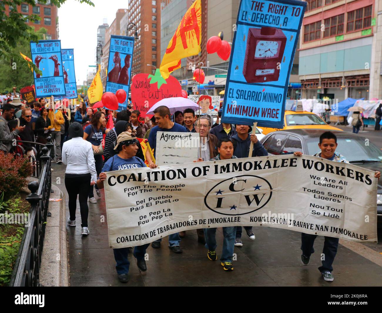 New York, 18. Mai 2013. Koalition aus Immokalee-Arbeitern und Verbündeten marschieren für Fair Food, um das Bewusstsein für ... siehe Add'l-Info für die vollständige Beschriftung Stockfoto