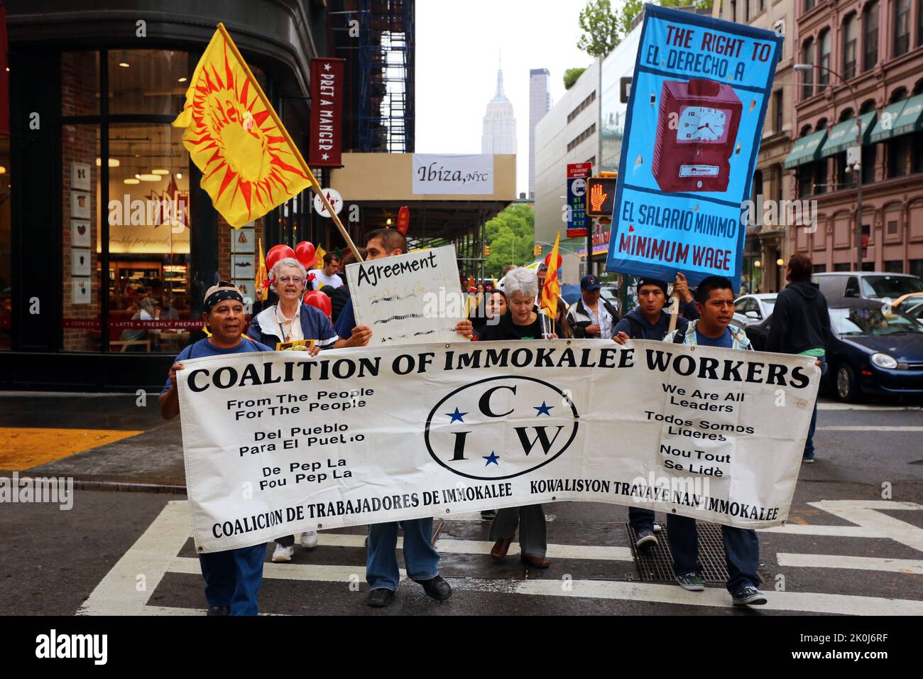 New York, 18. Mai 2013. Koalition aus Immokalee-Arbeitern und Verbündeten marschieren für Fair Food, um das Bewusstsein für ... siehe Add'l-Info für die vollständige Beschriftung Stockfoto