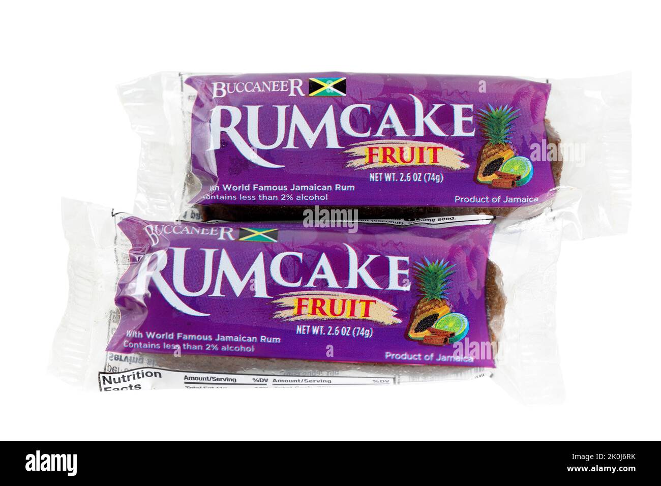 Zwei Stücke Buccaneer Rum Cake, Fruit Rumcake isoliert auf weißem Hintergrund. Ausschnitt zur Illustration und redaktionellen Verwendung Stockfoto