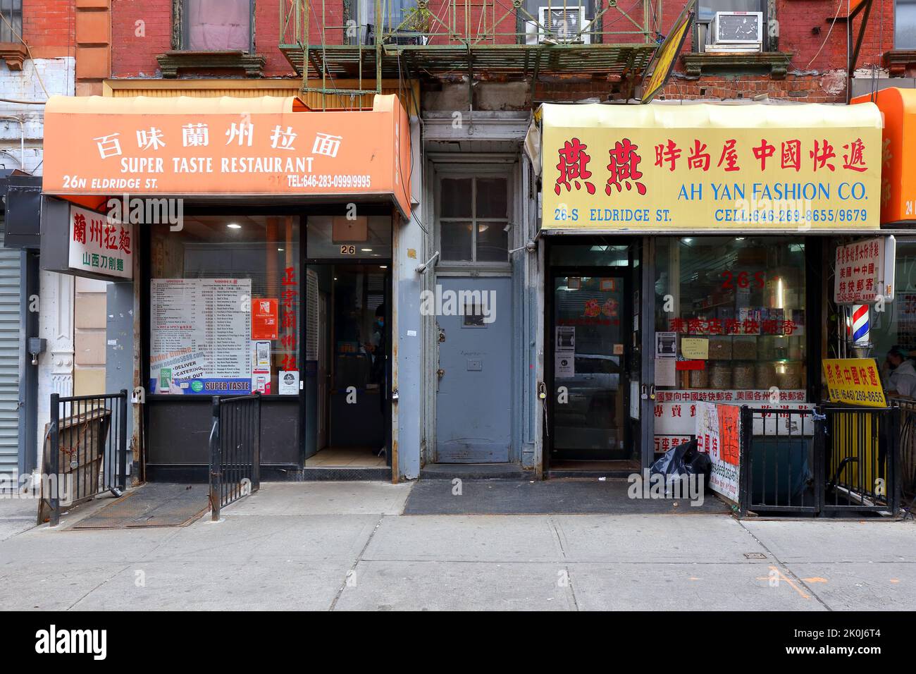 Super Taste Restaurant 百味蘭州拉面, 26 Eldridge St, New York, NYC Schaufensterfoto eines handgezogenen Nudelrestaurants in Lanzhou in Manhattan, Chinatown. Stockfoto