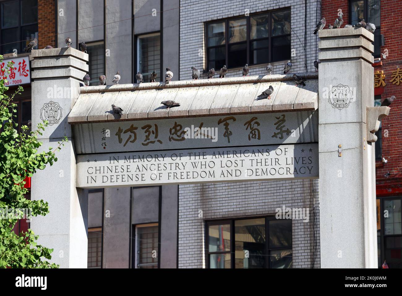 Kimlau Memorial Arch zu Ehren chinesisch-amerikanischer Veteranen am Kimlau Square/Chatham Square in Manhattan Chinatown, New York. 華埠, 紐約, 唐人街 Stockfoto