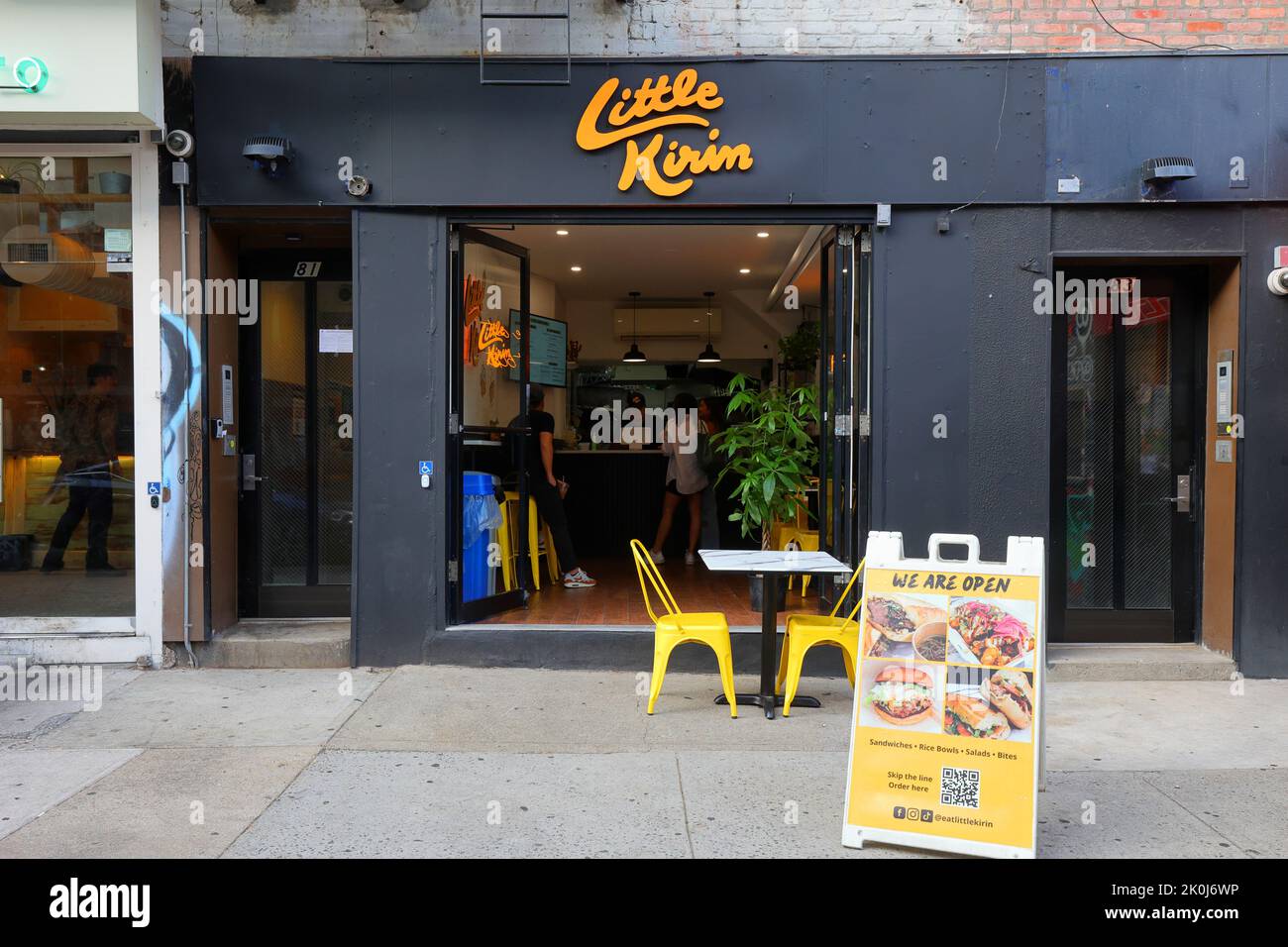 Little Kirin, 81 St Marks PL, New York, NYC Foto von einem asiatischen Sandwich-Laden in Manhattans East Village-Viertel. Stockfoto
