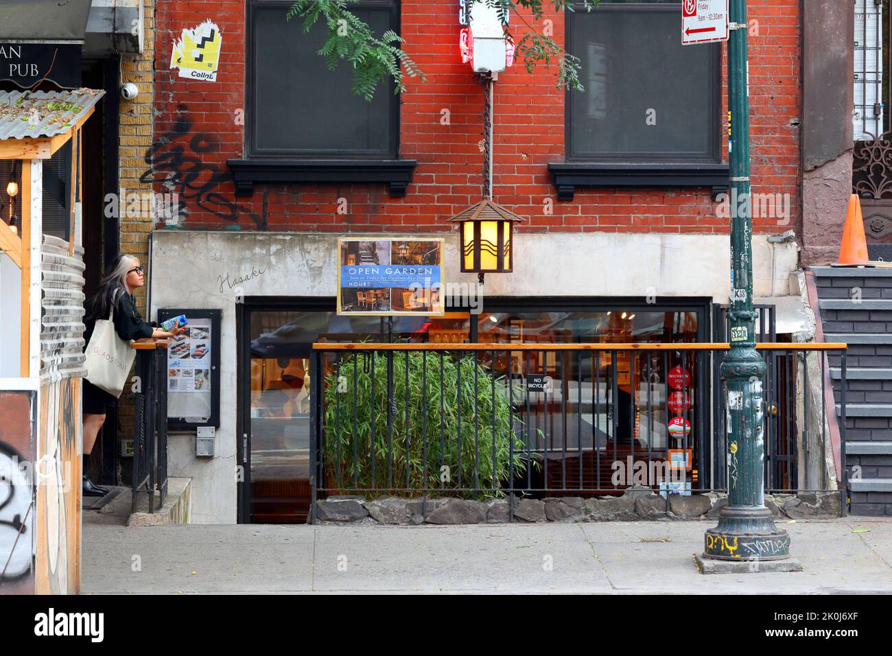 Hasaki, 210 E 9. St, New York, NYC Foto von einem japanischen Restaurant in Manhattans East Village Nachbarschaft. Stockfoto