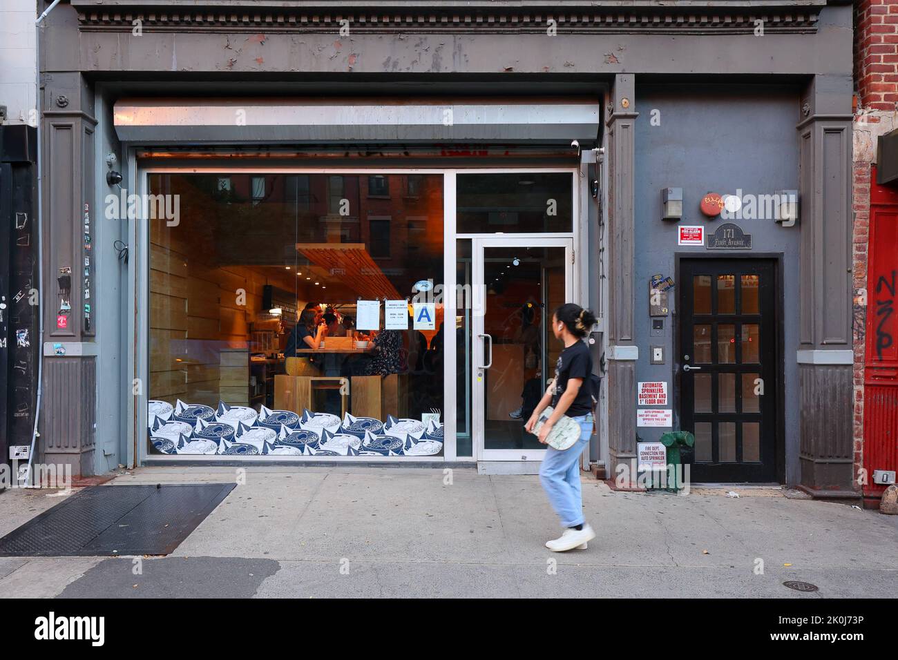 Momofuku Noodle Bar, 171 1. Ave., New York, NYC Schaufensterfoto eines asiatischen Essaals mit Fokus auf Ramen Manhattans East Village. Stockfoto
