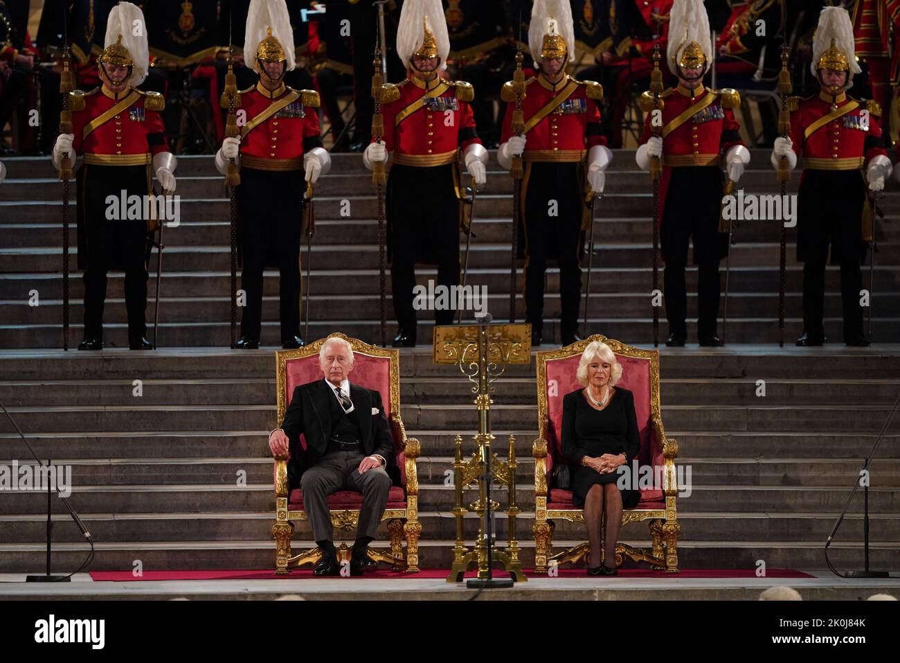 König Charles III. Und der Queen Consort in der Westminster Hall, London, wo sich beide Houses of Parliament treffen, um ihr Beileid nach dem Tod von Königin Elizabeth II. Auszudrücken Bilddatum: Montag, 12. September 2022. Stockfoto