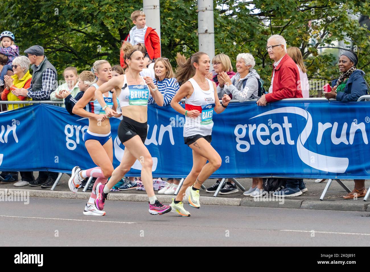 Elite-Frauen-Teilnehmer, Great North Run 2022 Halbmarathon, in Gateshead, kurz nach der Überquerung der Tyne Bridge von Newcastle upon Tyne, Großbritannien Stockfoto