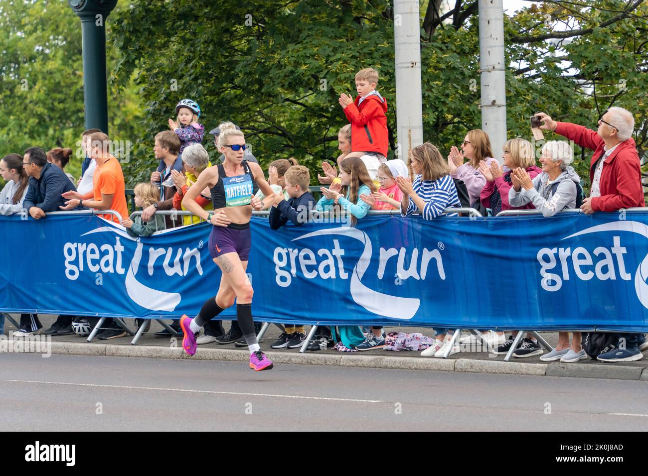 Elite-Frauen-Teilnehmerin, Great North Run 2022 Halbmarathon, in Gateshead, kurz nach der Überquerung der Tyne Bridge von Newcastle upon Tyne, Großbritannien Stockfoto