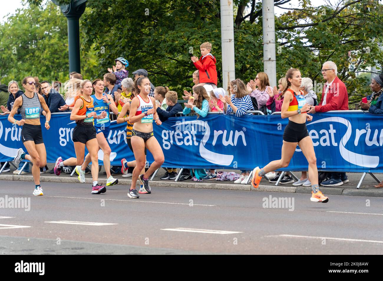 Elite-Frauen-Teilnehmer, Great North Run 2022 Halbmarathon, in Gateshead, kurz nach der Überquerung der Tyne Bridge von Newcastle upon Tyne, Großbritannien Stockfoto