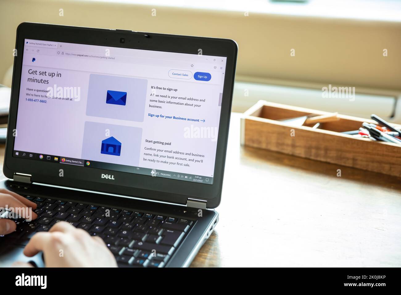 Griechenland, Athen, Januar 23 2022. PAYPAL-App. Online-elektronisches Zahlungssystem, digitaler Geldtransferservice. Notebook-Computer-Bildschirm auf Unschärfe-Büro d Stockfoto