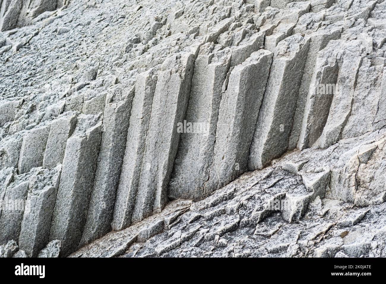 Natürlicher Gesteinshintergrund, vulkanischer Säulenverband mit Basalt Stockfoto