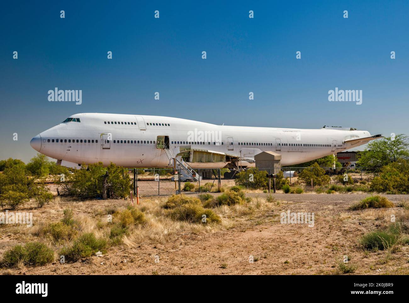 Boeing 747-300 Jumbo Jet-Karosserie, ohne Flügel und Heck für Teile, gelagert auf dem Flugzeugfriedhof im Pinal Airpark in der Nähe von Marana und Tucson, Arizona, USA Stockfoto