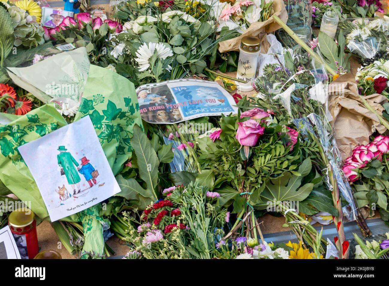 Beileidsbekundungen zum Tod von Königin Elizabeth II der Queen am 08.09.2022 . Blumen und Kerzen werden vor der britischen Botschaft in Berlin abge Stockfoto