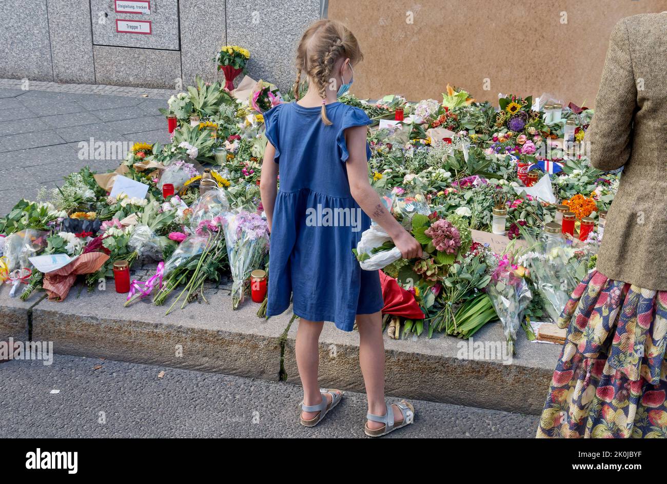 Beileidsbekundungen zum Tod von Königin Elizabeth II der Queen am 08.09.2022 . Blumen und Kerzen werden vor der britischen Botschaft in Berlin abge Stockfoto