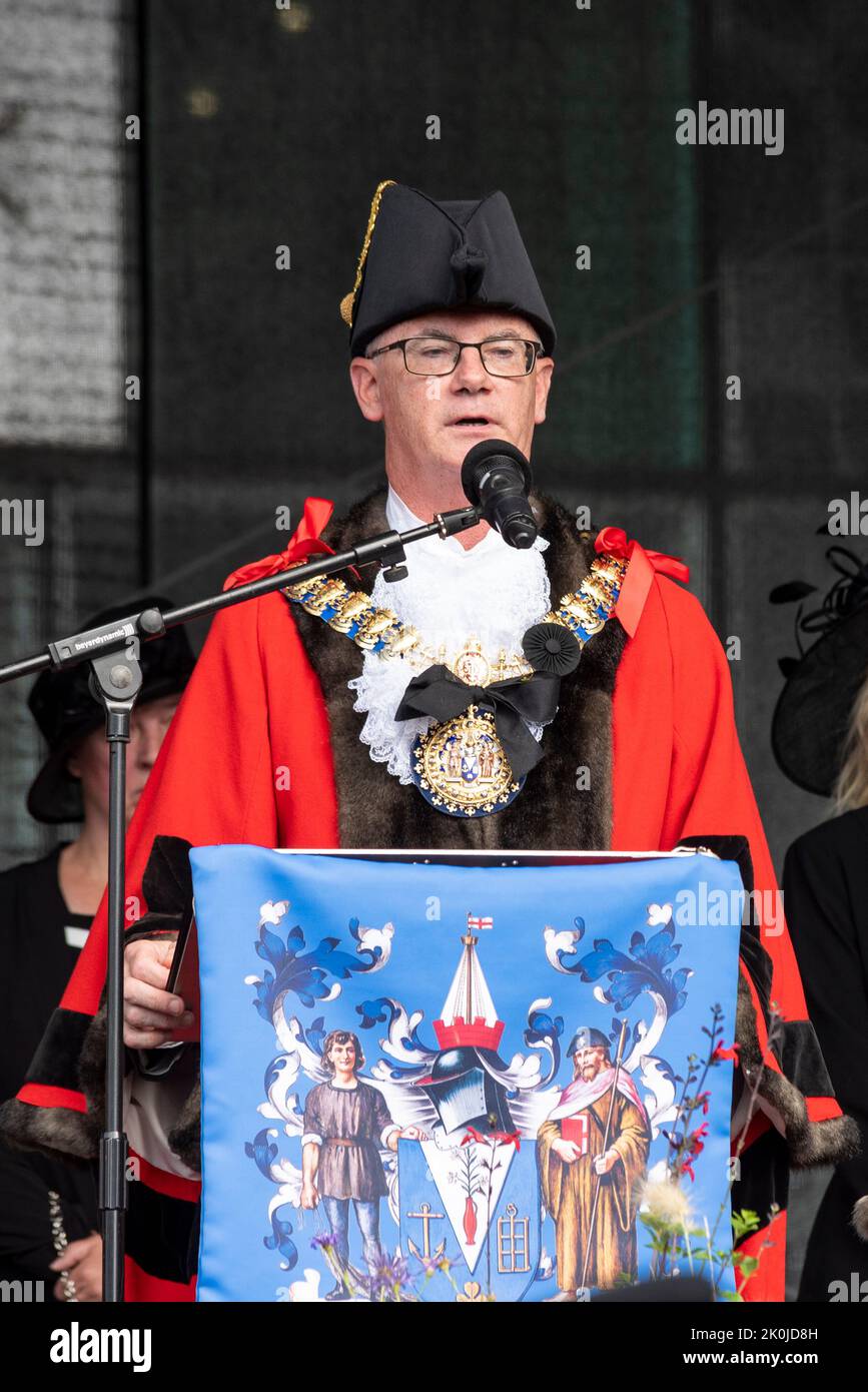 Victoria Plaza, Southend on Sea, Essex, Großbritannien. 12. September 2022. Ratsmitglied Kevin Robinson, der Bürgermeister der Stadt Southend on Sea, verlas der Beobachteröffentlichkeit die Proklamation über den Beitritt von König Karl III. Im ganzen Land werden Proklamationen gelesen, um die Nachrichten in dieser jahrhundertealten Tradition für den neuen Monarchen zu verkünden Stockfoto