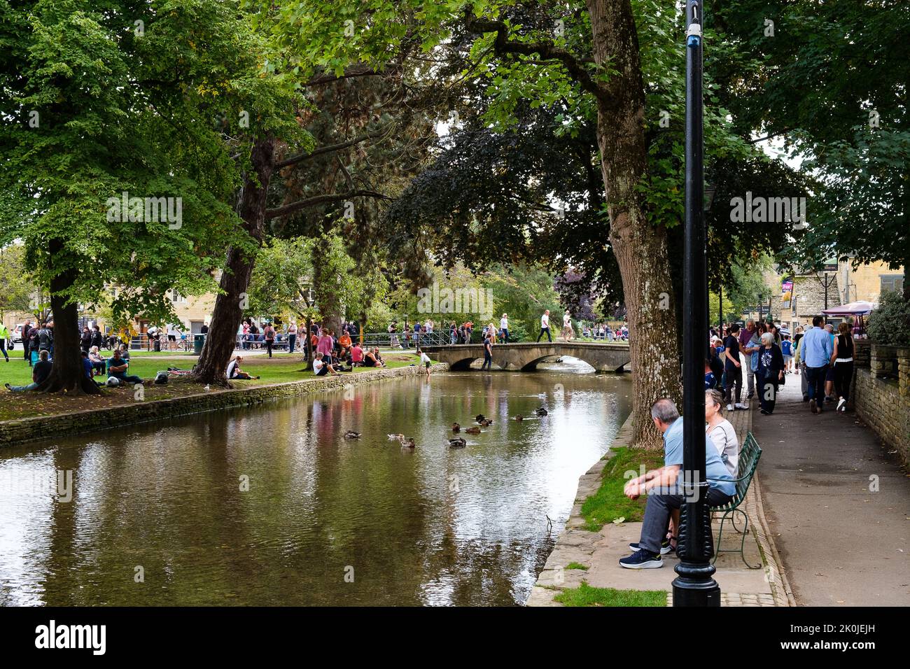 Bourton-on-the-Water an einem Sonntagnachmittag im September Stockfoto