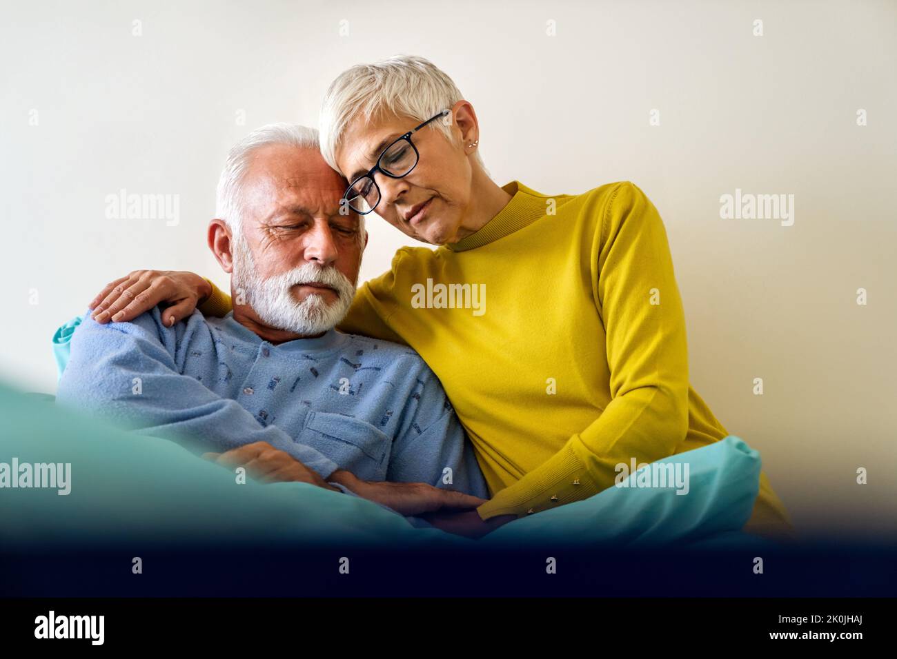 Medizin, Unterstützung, Gesundheit und Menschen Konzept. Ältere Frau besucht ihren kranken Mann im Krankenhaus Stockfoto