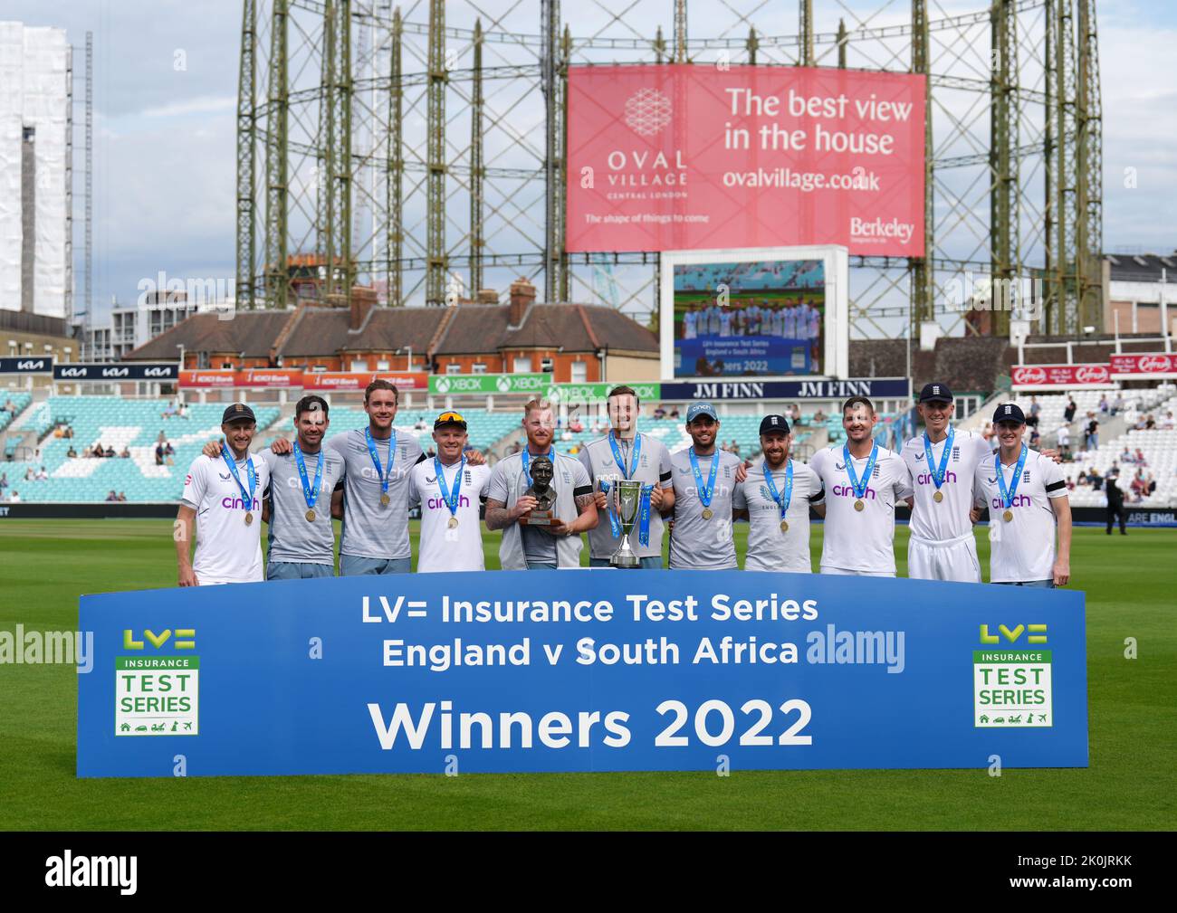Das englische Team posiert mit der Trophäe, nachdem es die Serie nach dem Sieg am fünften Tag des dritten LV= Insurance Test-Spiels im Kia Oval, London, gewonnen hat. Bilddatum: Montag, 12. September 2022. Stockfoto