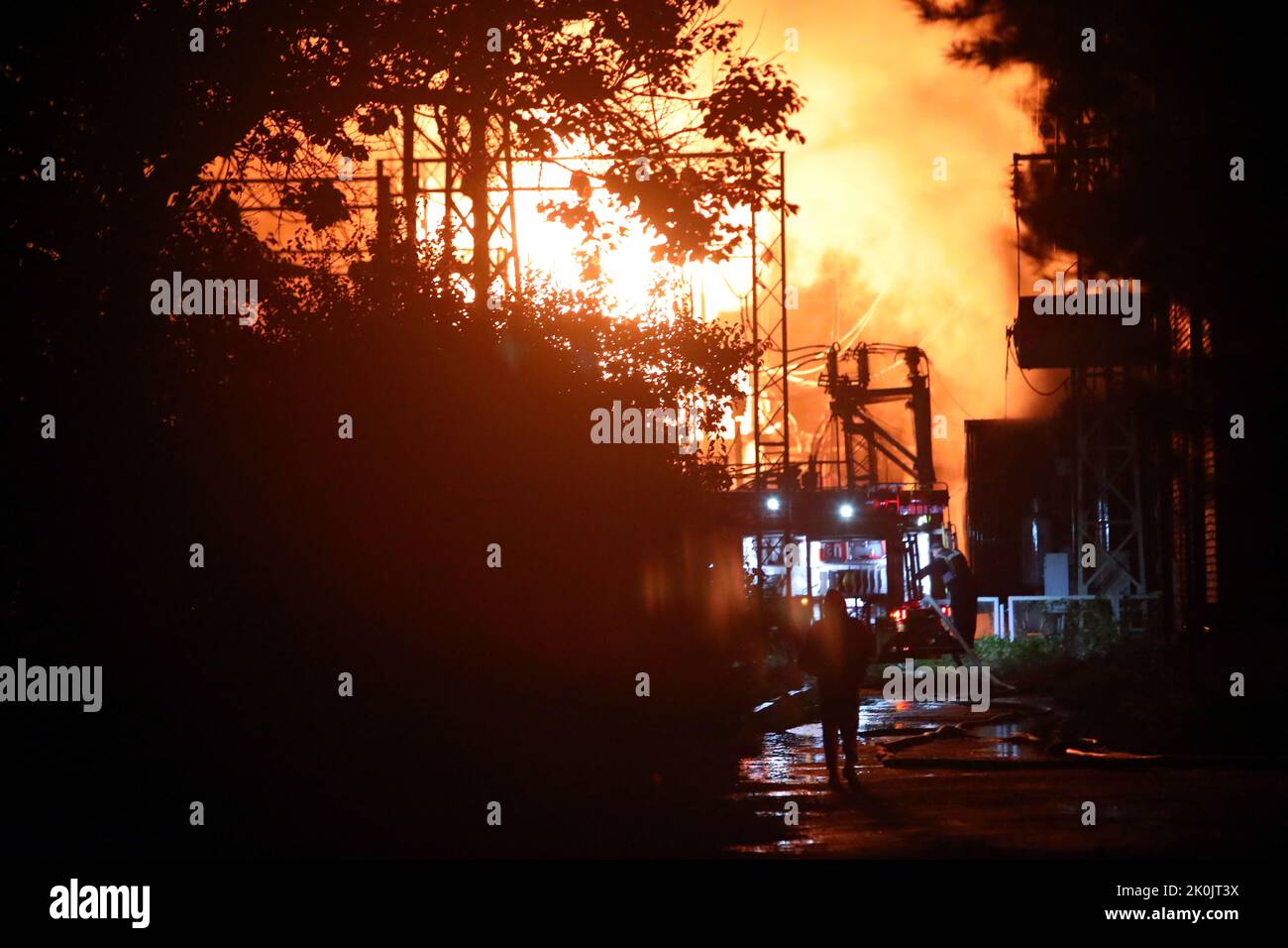 REGION CHARKIW, UKRAINE - 11. SEPTEMBER 2022 - die Feuerwehrleute des Staatlichen Notdienstes (DSNS) arbeiten daran, das Feuer zu löschen, das nach einem russischen Raketenangriff auf die Energieanlage in der Region Charkiw im Nordosten der Ukraine ausbrach. Am Sonntagabend starteten russische Eindringlinge 11 Marschflugkörper auf kritische zivile Infrastrukturen. Sieben Raketen wurden vom ukrainischen Militär abgefangen. Kredit: Ukrinform/Alamy Live Nachrichten Stockfoto