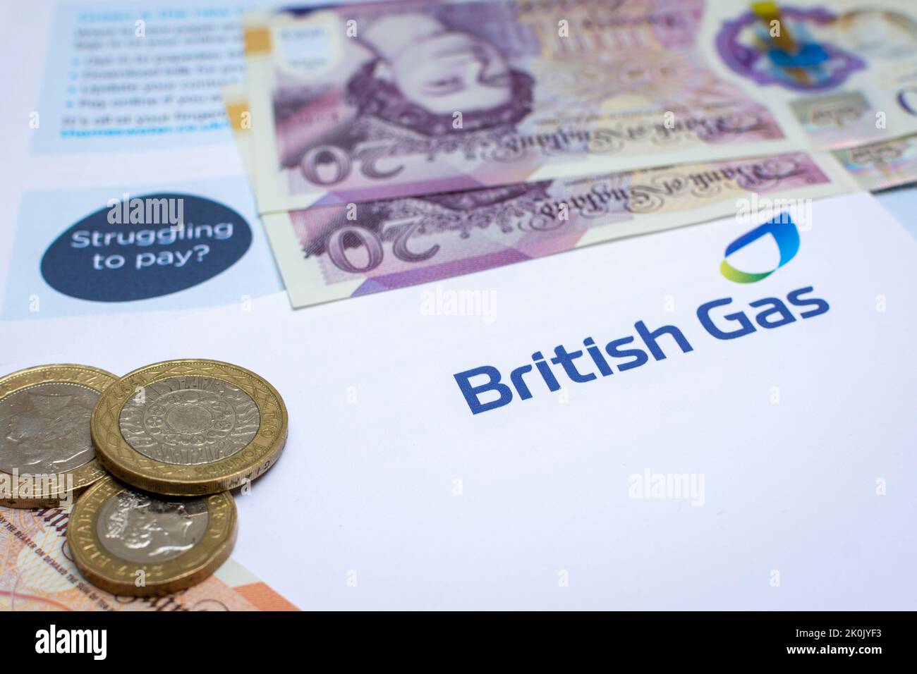 Eine britische Gasrechnung mit britischer Währung. Die Lebenshaltungskosten und die Inflation mit steigenden Preisen wirken sich auf viele Menschen aus. Stockfoto