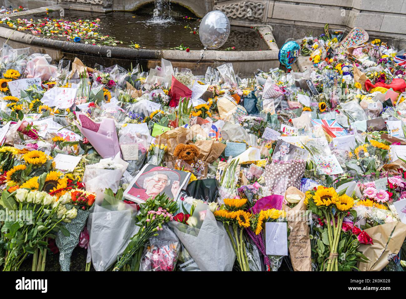 Ondon UK. 12. September 2022. Im Saint James Park werden Blumen von Mitgliedern der Öffentlichkeit gewürdigt, nachdem sie nach dem Tod ihrer Majestät Königin Elizabeth II., der am längsten amthaftesten amtigeren britischen Monarchin, die im Alter von 96 Jahren im Balmoral Castle starb, aus dem Buckingham Palace gezogen wurden. Quelle: amer ghazzal/Alamy Live News Stockfoto