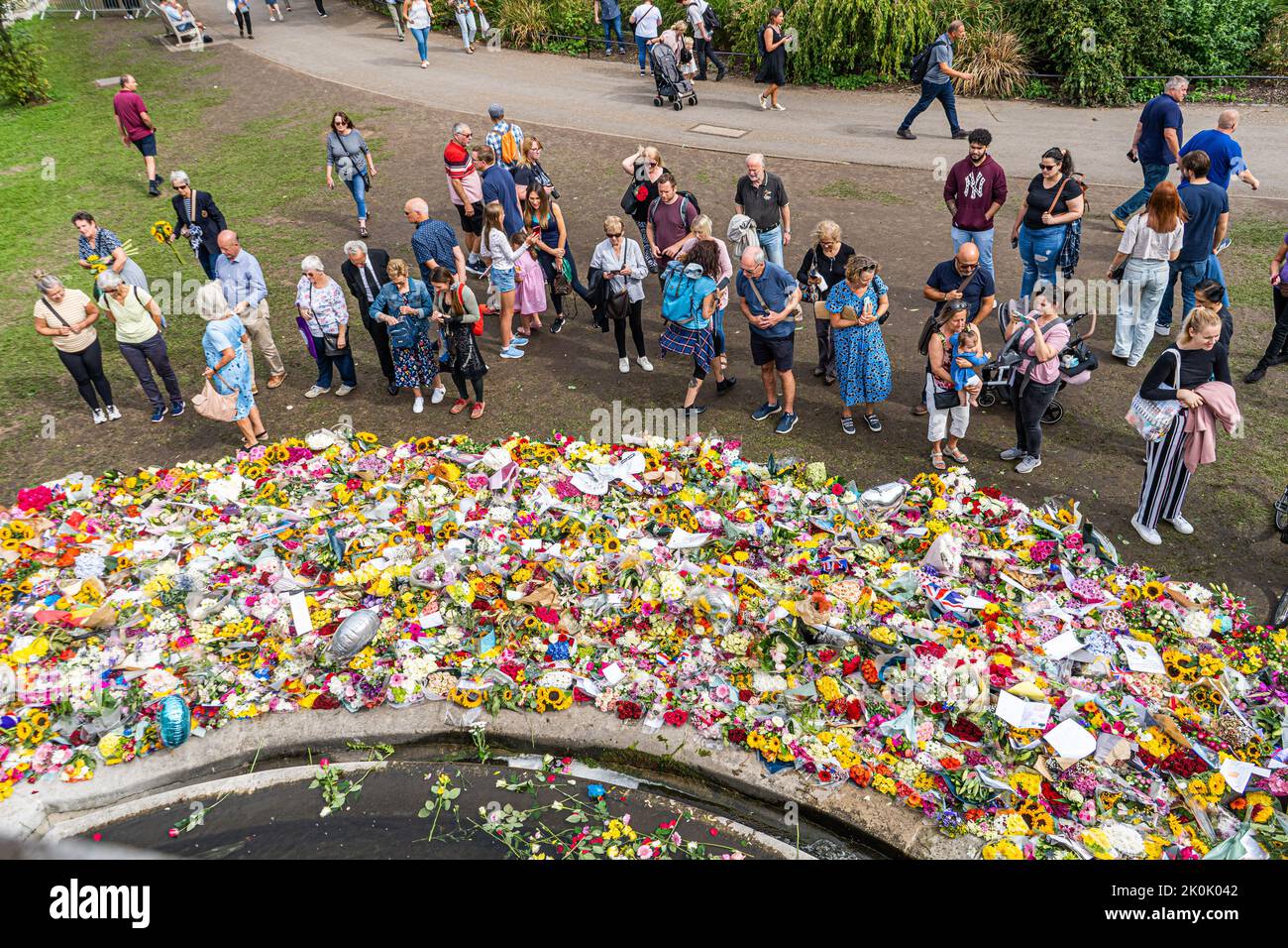 Ondon UK. 12. September 2022. Im Saint James Park werden Blumen von Mitgliedern der Öffentlichkeit gewürdigt, nachdem sie nach dem Tod ihrer Majestät Königin Elizabeth II., der am längsten amthaftesten amtigeren britischen Monarchin, die im Alter von 96 Jahren im Balmoral Castle starb, aus dem Buckingham Palace gezogen wurden. Quelle: amer ghazzal/Alamy Live News Stockfoto