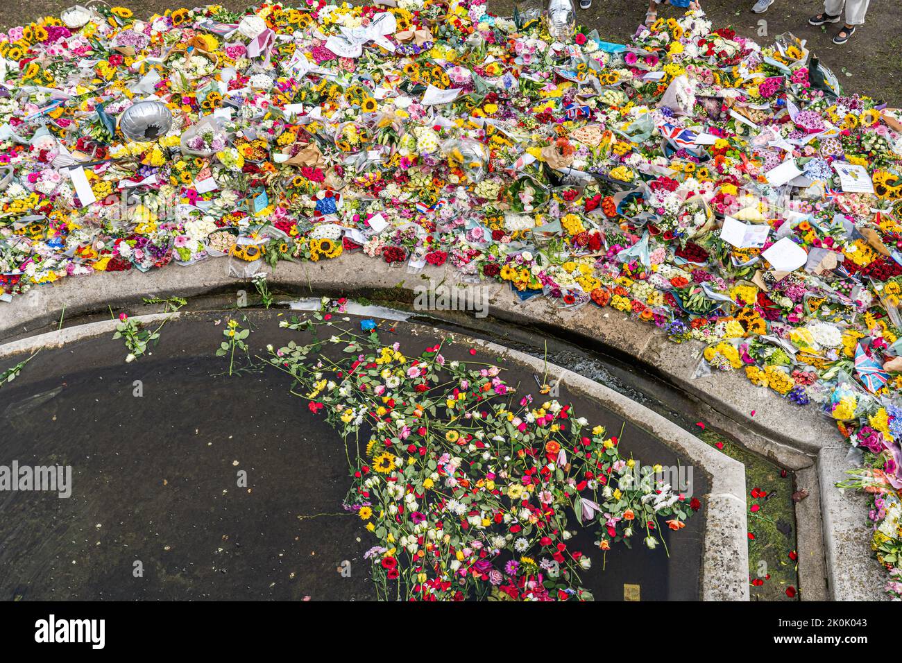 Ondon UK. 12. September 2022. Im Saint James Park werden Blumen von Mitgliedern der Öffentlichkeit gewürdigt, nachdem sie nach dem Tod ihrer Majestät Königin Elizabeth II., der am längsten amthaftesten amtigeren britischen Monarchin, die im Alter von 96 Jahren im Balmoral Castle starb, aus dem Buckingham Palace gezogen wurden. Quelle: amer ghazzal/Alamy Live News Stockfoto