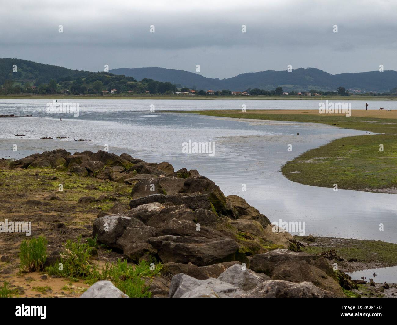 Ein sehr wolkiger Tag an der Flussmündung des Ason in laredo Stockfoto