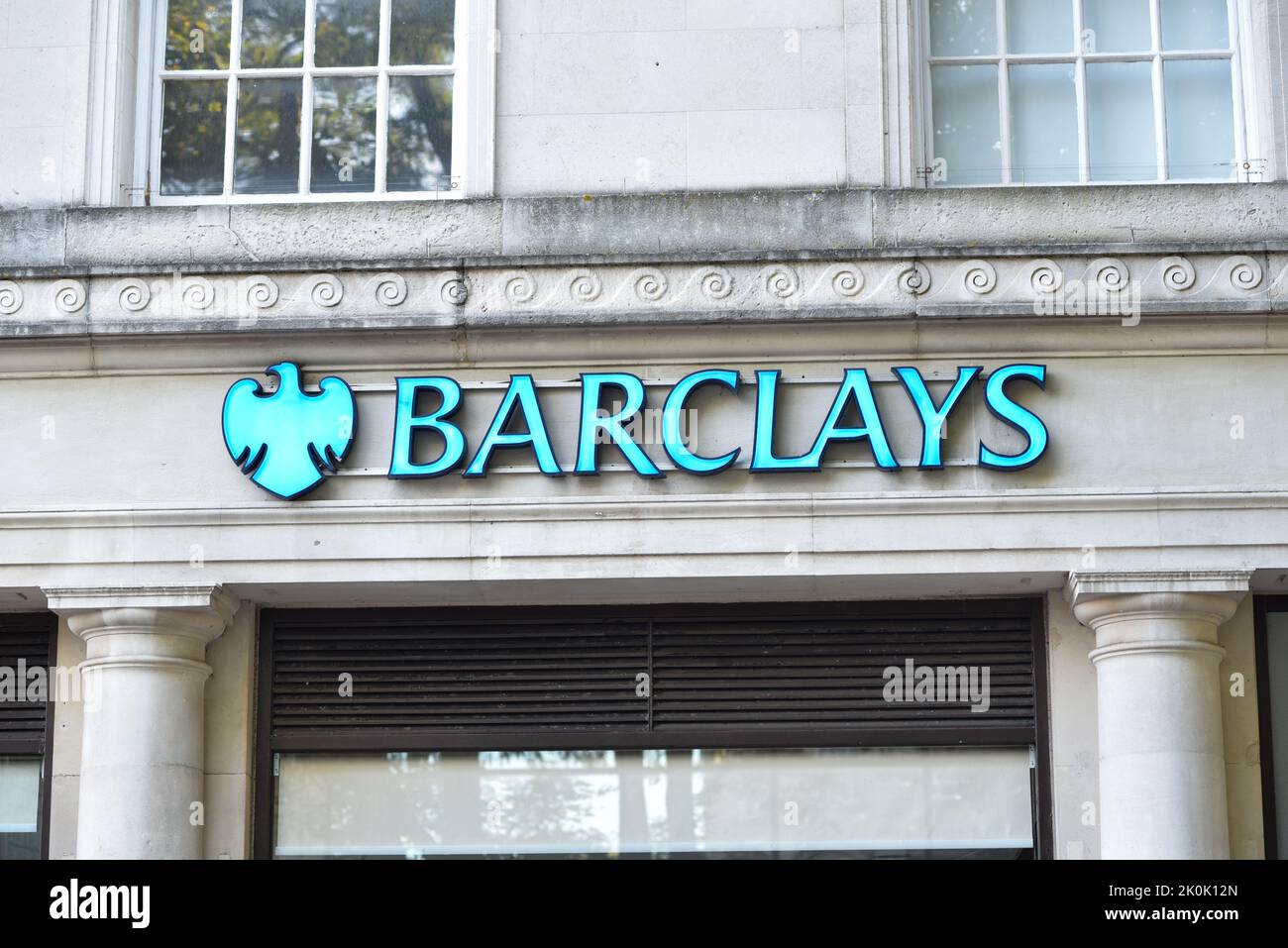 Außenansicht einer Filiale der Barclays Bank mit dem Firmenlogo. Stockfoto