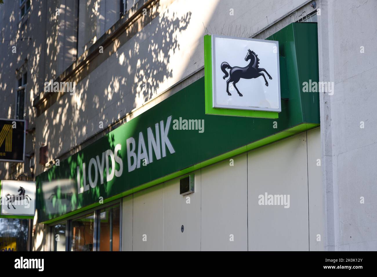 Außenansicht einer Lloyds Bank High Street Filiale in England mit dem Namen und dem berühmten schwarzen Pferdemogo. Stockfoto