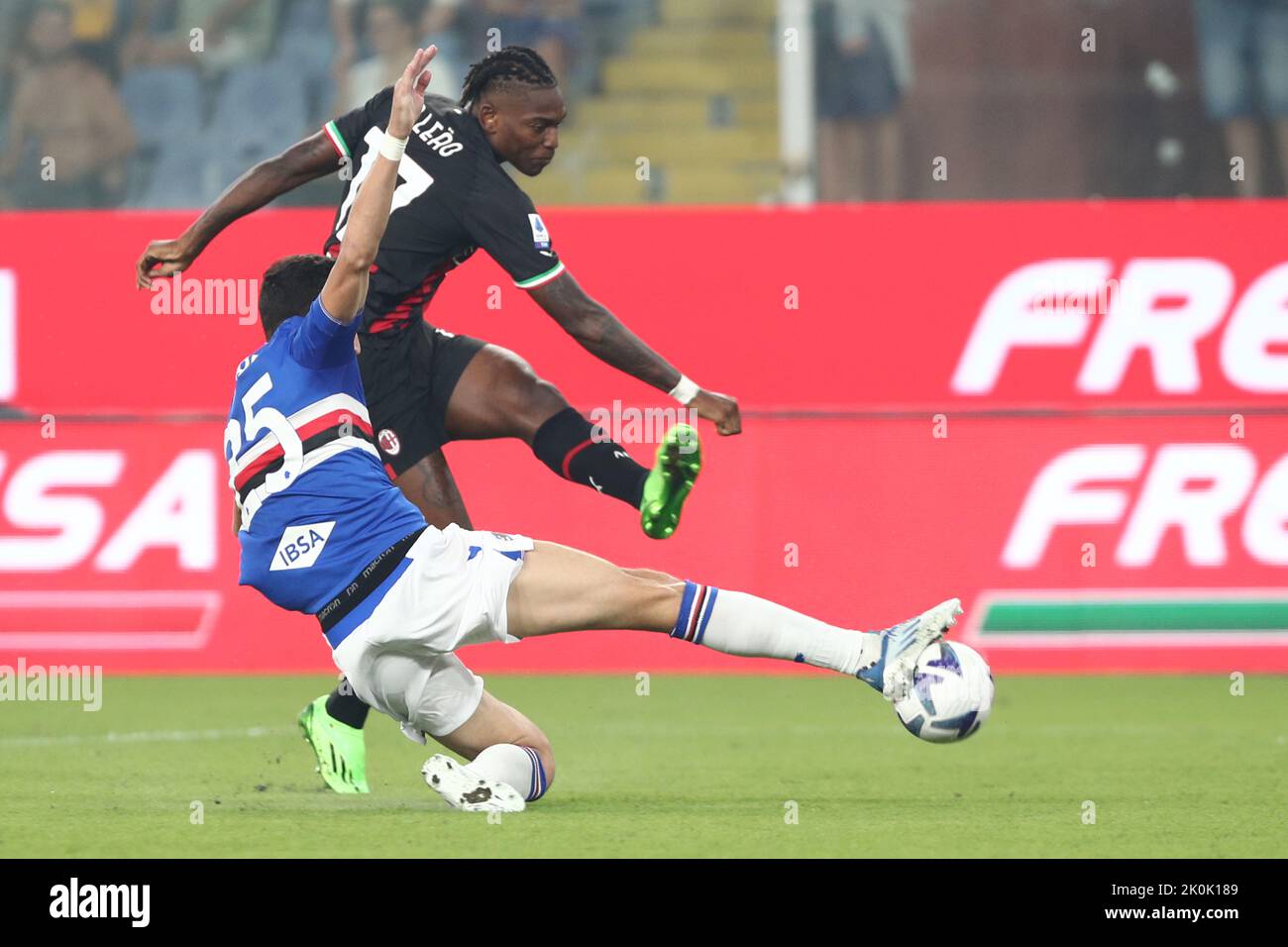 Foto Tano Pecoraro/LaPresse 10 Settembre 2022 - Genua, Italia Sport, CalcioSampdoria vs Milan - Campionato italiano di calcio Serie A Tim 2022/2023 - Stadio Luigi FerrarisNella foto: leao, ferrariPhoto Tano Pecoraro/LaPresse 10. September 2022 - Genua, Italien Sport, Fußball Sampdoria vs Milan - Italienische Serie A Fußballmeisterschaft 2022/2023 - Luigi Ferraris StadiumAuf dem Foto: leao, ferrari Stockfoto