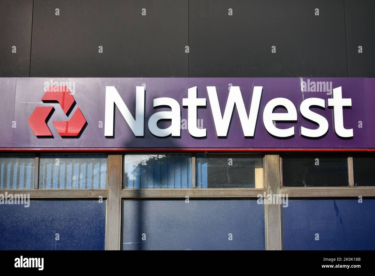 Außenansicht einer NatWest High Street Bank mit Firmenlogo. Stockfoto