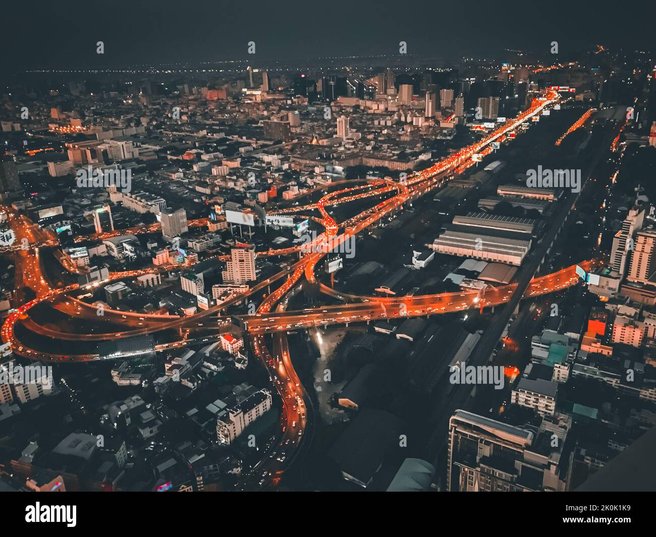 Wunderschöne Luftaufnahme des modernen städtischen Stadtzentrums mit hohen Wolkenkratzern und rot blinkenden Stadtlichtern in der Nacht. Kreuzung. Beliebtes Touristenziel Stockfoto