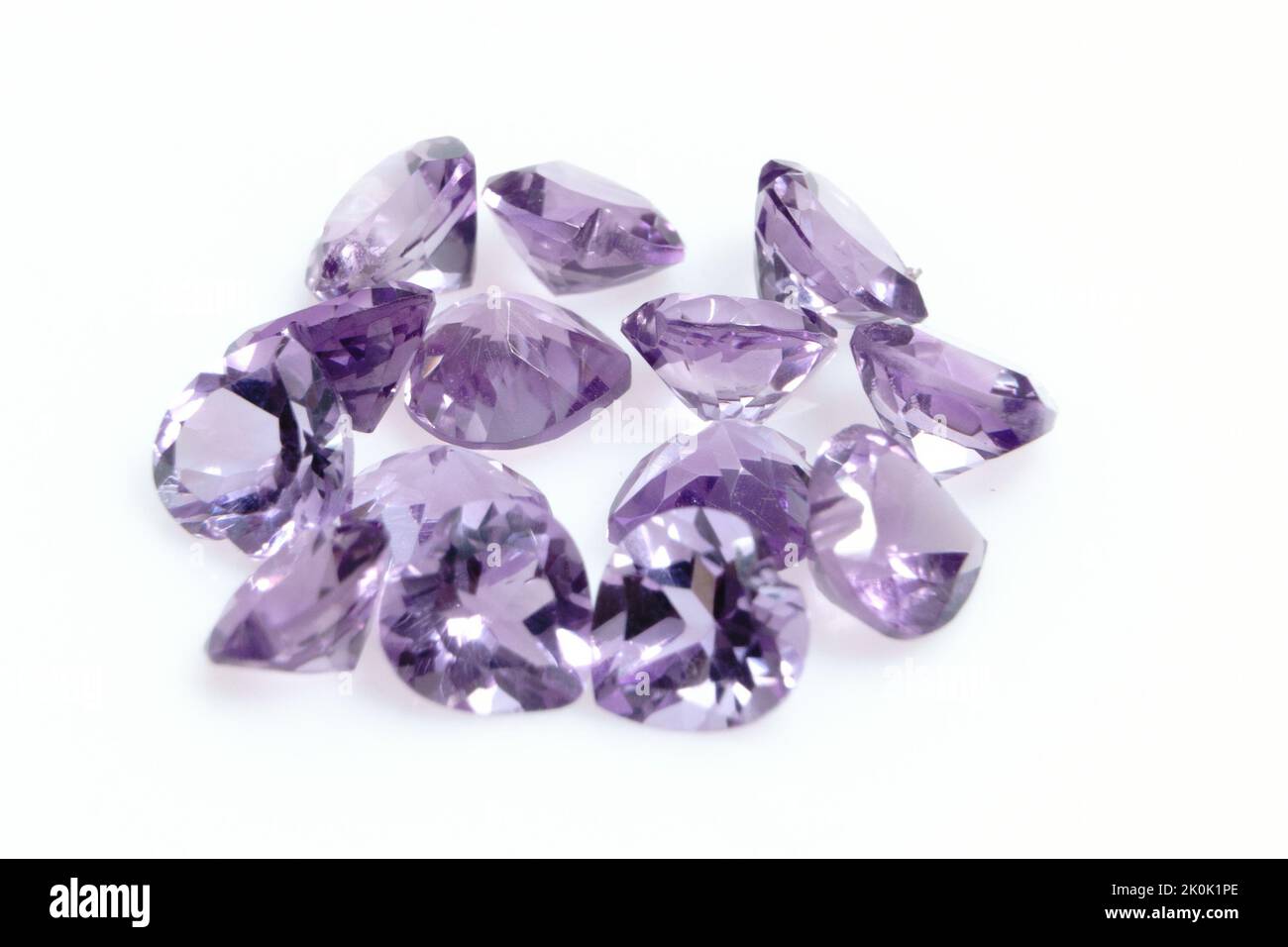 Natürlicher Edelstein lila Amethyst auf dem Hintergrund Stockfoto