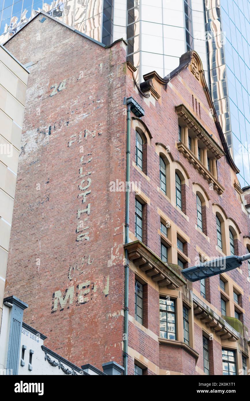 Detail eines alten handgemalten Schildes aus den 1950er Jahren an der Außenseite eines mehrstöckigen Backsteingebäudes in der Pitt Street, Sydney, Australien Stockfoto