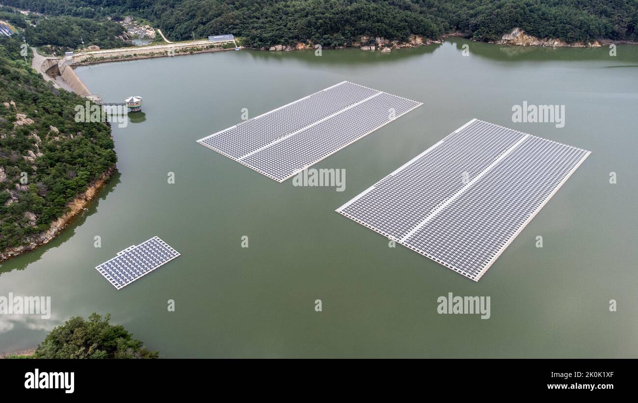 Schwimmende Sonnenkollektoren auf einem Stausee in der Provinz Gangwon-do, Südkorea Stockfoto