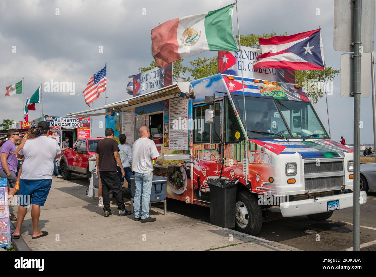 New Haven, CT, USA-6. September 2022: Menschen stehen für mexikanische und lateinamerikanische Lebensmittel in Food Trucks Food Truck Paradise Area. Stockfoto