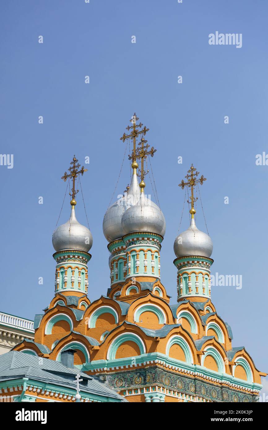 Russische christlich-orthodoxe Kirche mit Kuppeln und einem Kreuz gegen den Himmel. Russische Orthodoxie und christlichen Glauben Konzept. Hochwertige Fotos Stockfoto