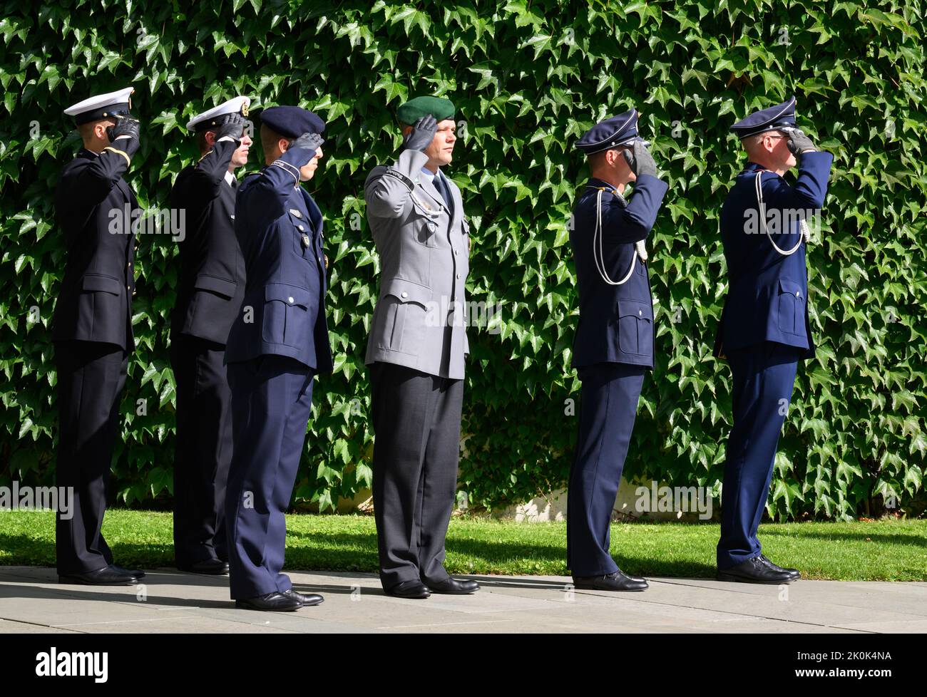 Berlin, Deutschland. 12. September 2022. Deutsche Soldaten grüßen mit militärischen Ehren vor dem Kanzleramt, während Bundeskanzler Scholz den israelischen Ministerpräsidenten Lapid zum Spielen der israelischen Nationalhymne willkommen heißt. Quelle: Bernd von Jutrczenka/dpa/Alamy Live News Stockfoto