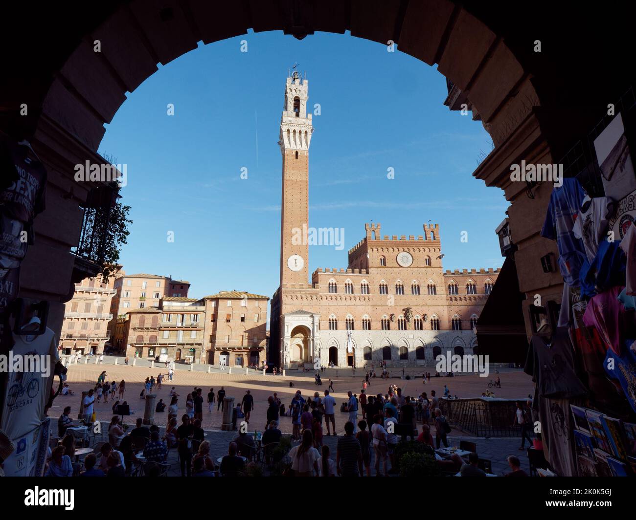 Piazza del Campo, ein berühmter mittelalterlicher Platz in der Stadt Siena, Toskana, Italien. Stockfoto