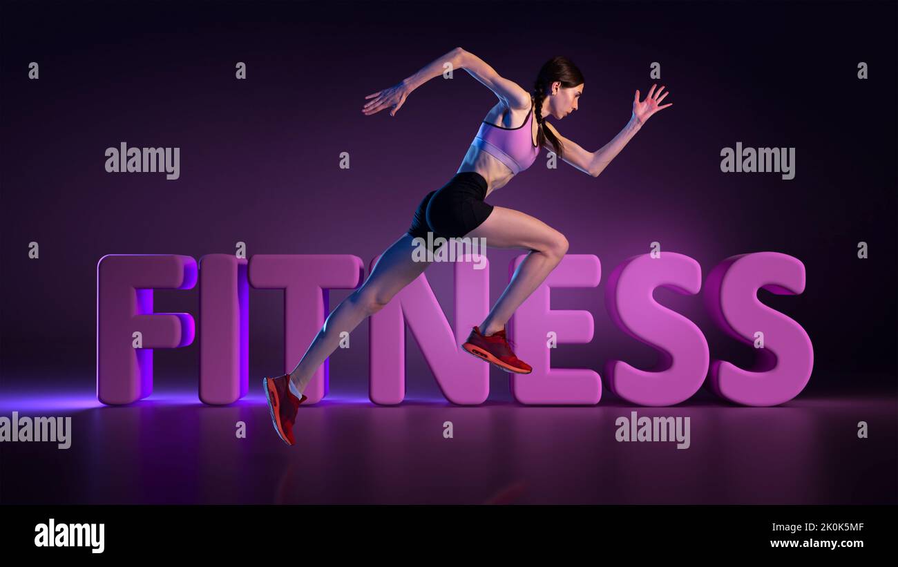 Athletische junge Frau in Sportuniform, die mit 3D Schriftzügen auf dunklem Hintergrund in Neonlicht läuft. Sport, Action, Fitness, Jugendkonzept. Stockfoto