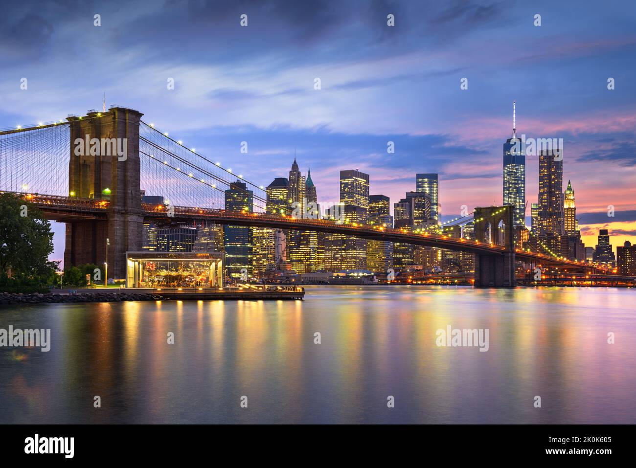 New York, New York, USA Lower Manhattan Skyline auf dem East River in der Abenddämmerung. Stockfoto