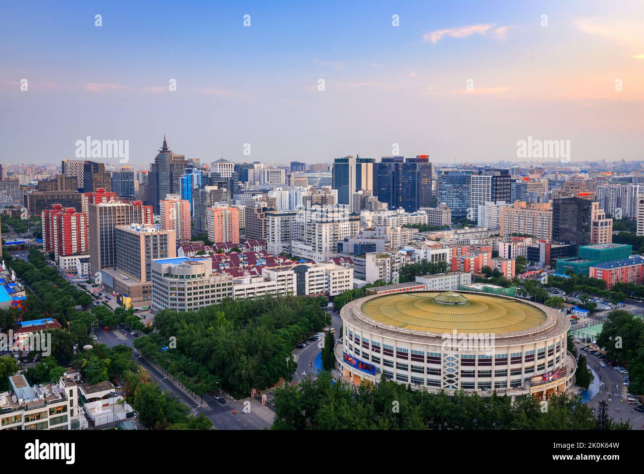 Peking, China Stadtbild und die Arena in der Abenddämmerung. Stockfoto