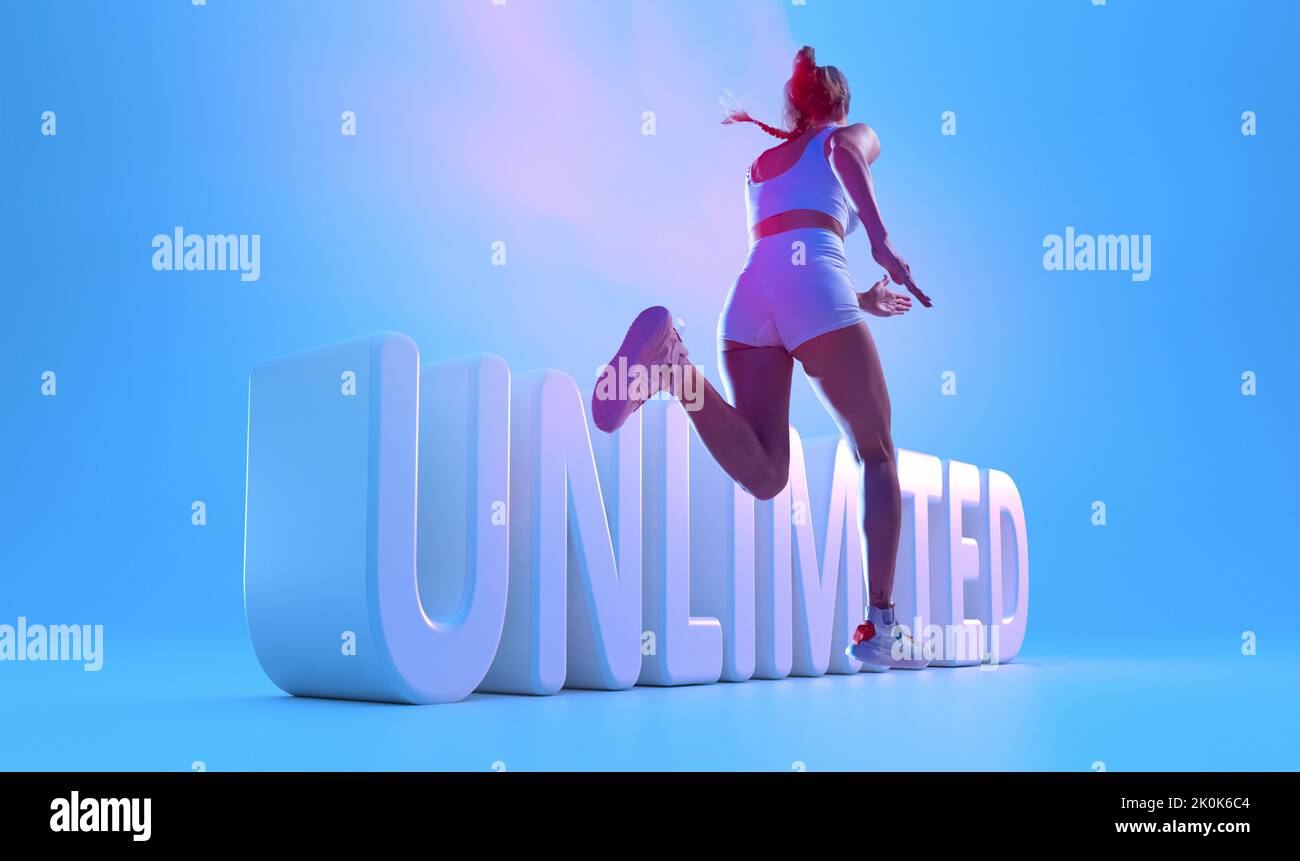 Athletische junge Frau in Sportuniform läuft entlang 3D Schriftzug über blauem Hintergrund in Neonlicht. Sport, Action, Fitness, Jugendkonzept. Stockfoto