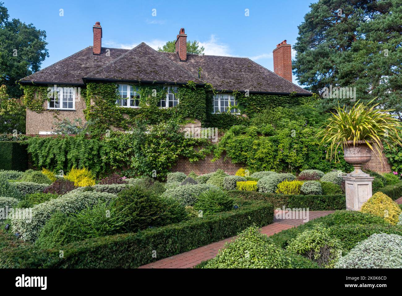 Ummauerte Gärten im RHS Wisley Garden mit gemischten grünen Büschen und Hecken, Surrey, England, Großbritannien Stockfoto