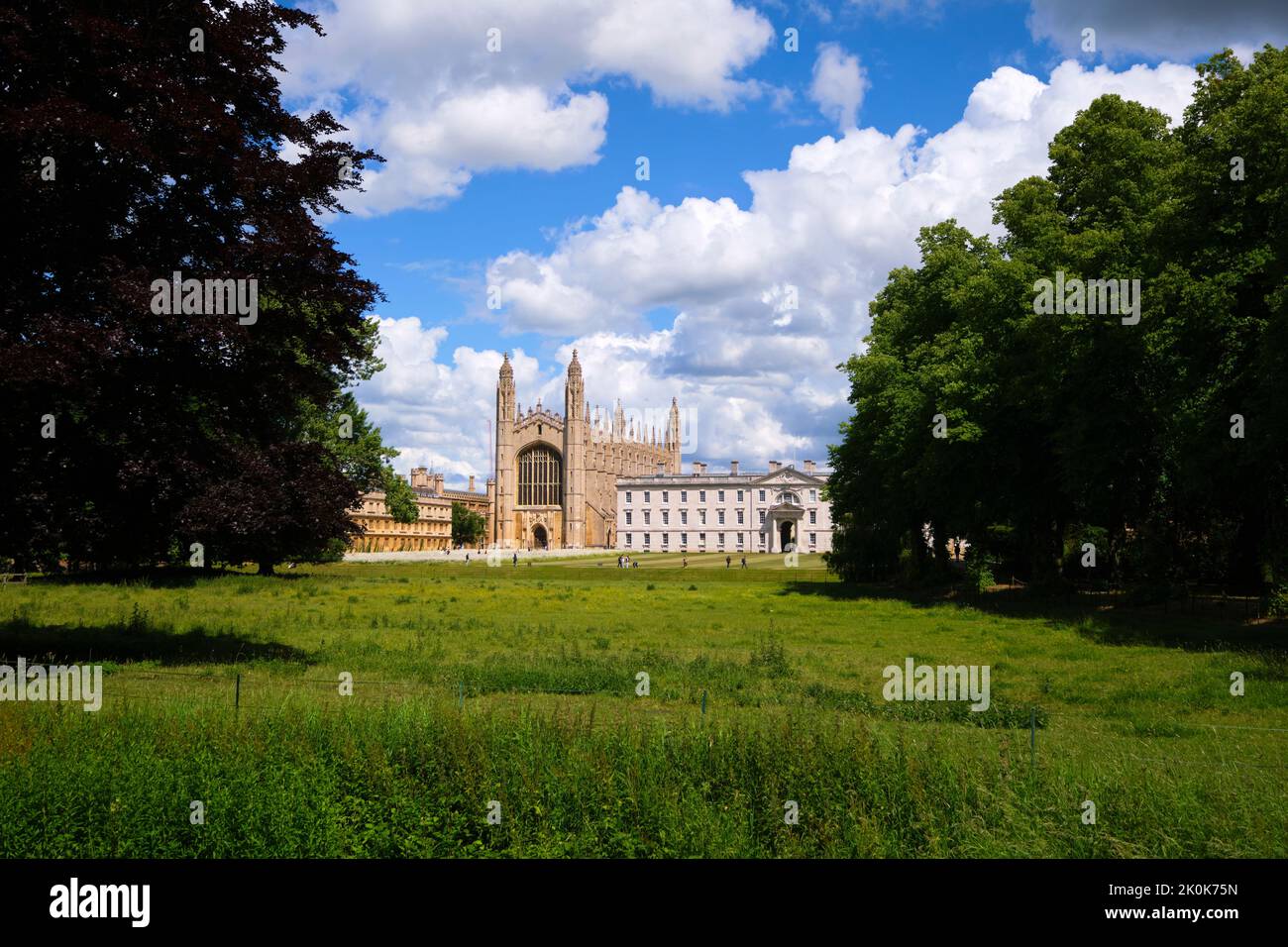 Ein Blick auf die King's Chapel, das Clare College auf der linken Seite, das Gibb's Building auf der rechten Seite. An der King's College in Cambridge, England, Vereinigtes Königreich. Stockfoto