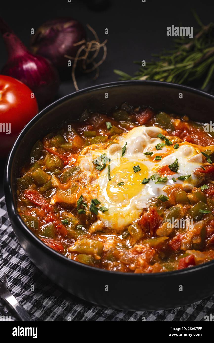 Appetitliches traditionelles spanisches Gericht aus Ei und verschiedenen Gemüsesorten, das in einer Schüssel auf dem Tisch serviert wird Stockfoto