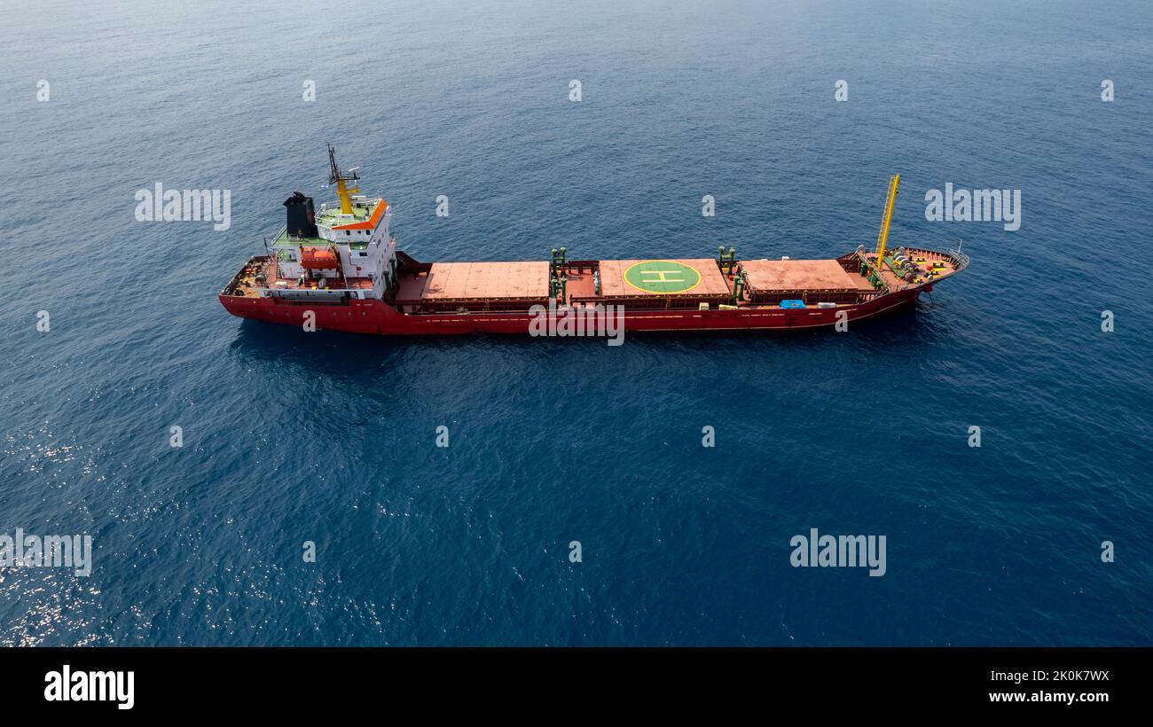 Großes Red Cargo Schiff auf See mit einem Helipad Stockfoto