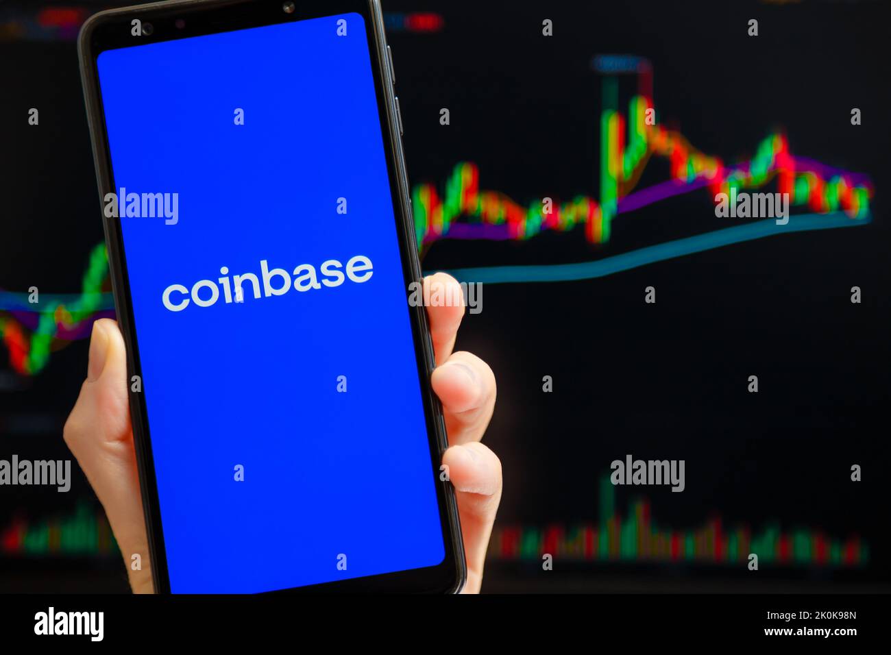 Ukraine, Odessa - Oktober, 9 2021: Coinbase mobile App läuft auf dem Smartphone-Bildschirm mit Trading Candlestick Chart im Hintergrund. Coinbase ist eine amerikanische Kryptowährungs- und Handelsplattform Stockfoto