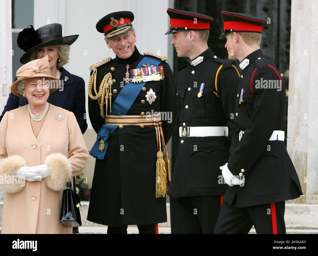 Datei-Foto vom 12/04/2006 von Königin Elizabeth II., der Herzogin von Cornwall (hinten), dem Herzog von Edinburgh, Prinz William und Prinz Harry an der Sandhurst Royal Military Academy nach der Sovereign's Parade, die den Abschluss der Offiziersausbildung von Prinz Harry markierte. Ausgabedatum: Montag, 12. September 2022. Stockfoto